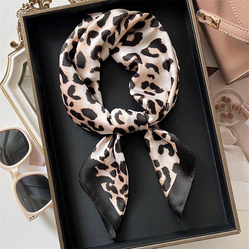 Silk Neck Scarf - Sciarpa di seta con stampa leopardata
