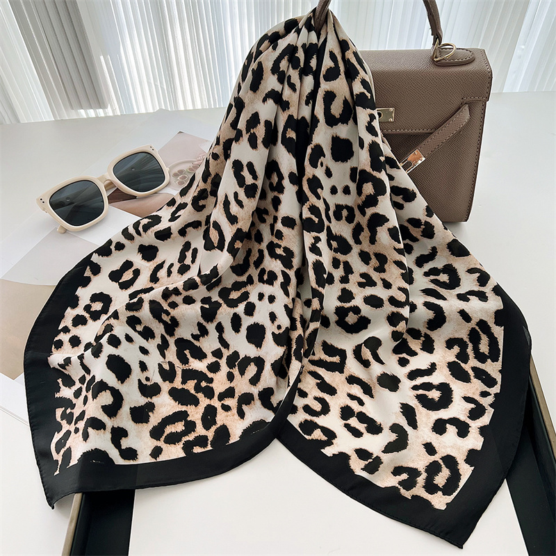 Sciarpa di seta con stampa leo - Silk Neck Scarf recensione e prezzo