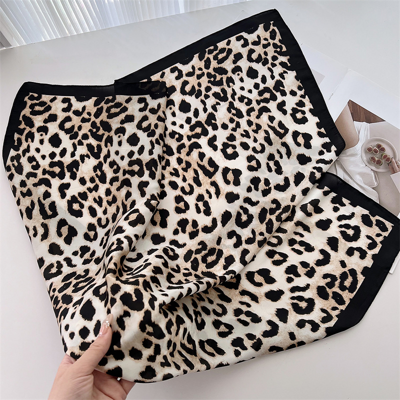 Sciarpa di seta con stampa leo - Silk Neck Scarf recensione e prezzo